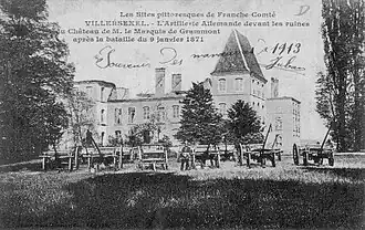 L'artillerie allemande devant les ruines du château.