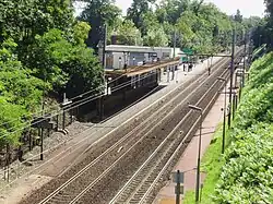 Vue d'ensemble depuis le pont routier de la route D 127 à l'ouest de la gare.