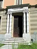 Porte d'entrée de la synagogue avec le Psaume 145-18 en hébreu.