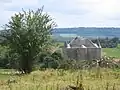 De la route menant au château à partir du hameau.