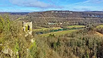 Les ruines du château de Charencey au dessus de la vallée de la Loue.