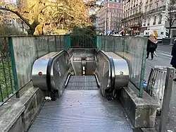 L'accès no&nbsp;5 « Rue Raymond-Losserand ».