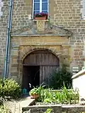 La bretèche en façade, entre la tour sud-est et la terrasse, au-dessus du portail vers la cour intérieure.