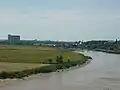 L'échancrure de la zone d'évitement au second plan dans la rive gauche face au quai et au fond l'imposant silo de stockage de céréales de la SICA.