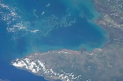 Péninsule de Niquero, et le golfe de Guacanayabo bordé de bleu turquoise