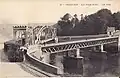 Les ponts noirs vers 1910, la rame s'engage sur la première « passerelle ».