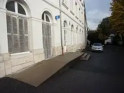 Photographie en couleurs des façades de deux bâtiments formant un léger angle