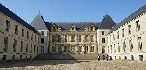 Simple schéma de la cour intérieure du château de Gesvres, pour en rendre la bonne échelle, XVIIe