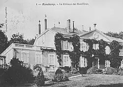 Photo noir et blanc montrant le bâtiment recouvert de lierre.