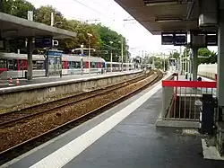 Le quai de gauche est en règle générale pour La Défense et Paris-Saint-Lazare.