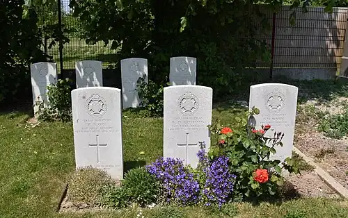 Un cimetière a été commencé en décembre 1915 à l'intérieur du cimetière communal.