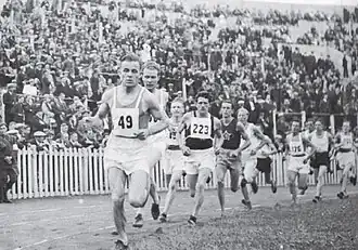 Le 5&nbsp;000&nbsp;mètres couru lors des Olympiades ouvrières avec Valto Salmi (49) et le futur vainqueur Seraphim Znamensky (223).