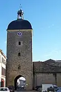 La porte de l'Horloge (nov.&nbsp;2011) 44°&nbsp;38′&nbsp;09,9″&nbsp;N, 0°&nbsp;19′&nbsp;08,3″&nbsp;O.