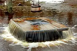 Le puits en crue.