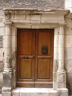 Porte de la tour dans la cour.