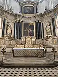 Détail du retable baroque : le tabernacle du Saint-Sacrement ; à gauche, la statue de Saint Maclou et à droite, celle de Saint Mellon