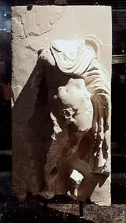 Stèle funéraire d'un éphèbe nu portant une chlamyde, nécropole d'Aï Khanoum, IIIe – IIe siècles av. J.-C.