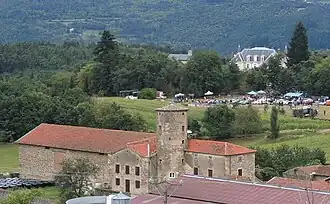 À Gerlande, une ancienne ferme forte et un château XIXe&nbsp;siècle.
