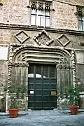 Détail de la porte gothique du palais.