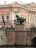 Statue avec le palais en fond.