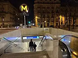 Vue nocturne de l'accès.