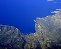 Vue aérienne de Cassis vers le Sud, avec le cap Canaille à gauche et les calanques à droite.