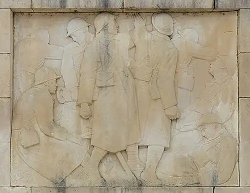 Bas-relief de la partie gauche du monument.