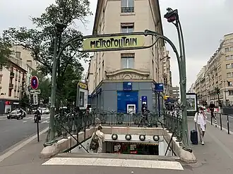 L'unique entrée de la station avec son édicule Guimard.