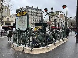 L'entrée de la station avec son édicule Guimard.