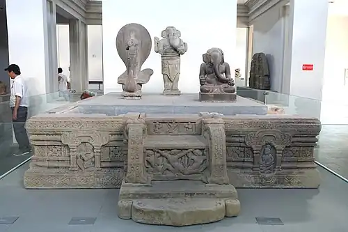 Piédestal du yoni-liṅga, Mỹ Sơn, tour-sanctuaire E1, début VIIIe&nbsp;siècle, Quảng Nam. Réemploi[61] ?