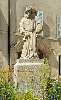 Statue de Nicolas Rolin dans la cour.
