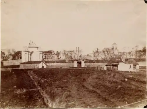 Porte de Paris en 1855 : on aperçoit le bâtiment du corps de garde à gauche derrière la porte de Simon Vollant