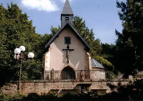 Chapelle et mur de soutènement avec les sculptures du chemin de croix et la Pietà