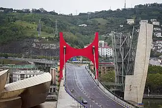 « L’arc Rouge » de Daniel Buren qui soutient le « Puente Príncipes de España ».
