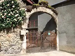 arche de pierre à l'entrée d'une cour