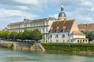 L'hopital depuis l'autre rive de la Saône en 2025.