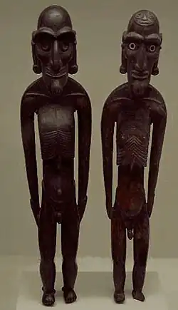 Deux Moaï kava-kava en Sophora toromiro, obsidienne et os d’oiseau, fin XIXe&nbsp;siècle (musée américain d'histoire naturelle).