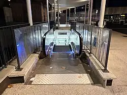 L'escalier mécanique de l'accès no&nbsp;3 « Avenue Georges Clemenceau ».