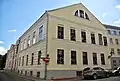 Vue de la maison Von Bock et de ses deux façades aux couleurs différentes (jaune clair et saumon)