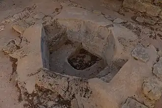 La cuve baptismale du VIe&nbsp;siècle à 7 côtés.