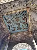 Vue du décor des bas-reliefs du plafond du monument