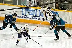 Photo d'une phase de match où Forsberg, de dos, porte le numéro 21.