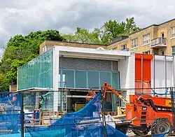 Construction de l'entrée principale de la station Forest Hill en 2022.