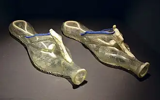 Récipients en verre en forme de sandales.