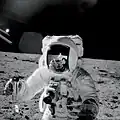 Alan Bean récupérant des échantillons lunaires le 20 novembre 1969.