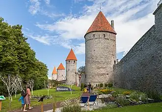 Tour de Köismäe au premier plan.