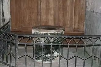 Les fonts baptismaux.