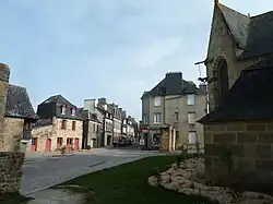 Porte monumentale et chevet de l'église.