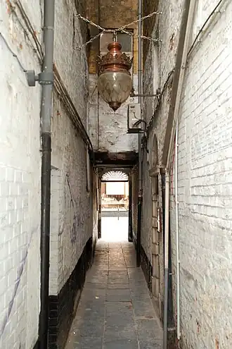 L'intérieur, vue vers la porte.