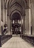 Intérieur de l'église au début du XXe&nbsp;siècle avec sa chaire et ses bancs.